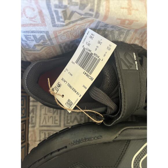 Athletic_Shoes